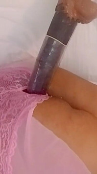 Nessuno di questi enormi giocattoli mi entra bene perché tutto il mio culo è ferito da un altro enorme dildo!!!