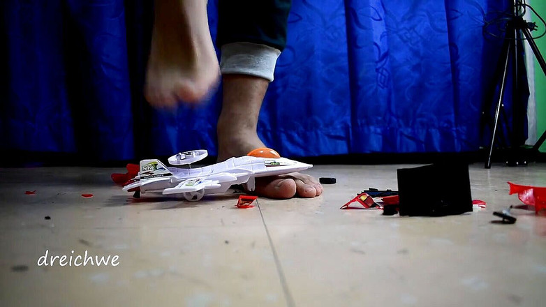 Dreichwe: Уничтожая большой автомобиль с самолетом-игрушкой