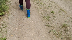 Bouncy Tits Action: Berjalan dalam but getah