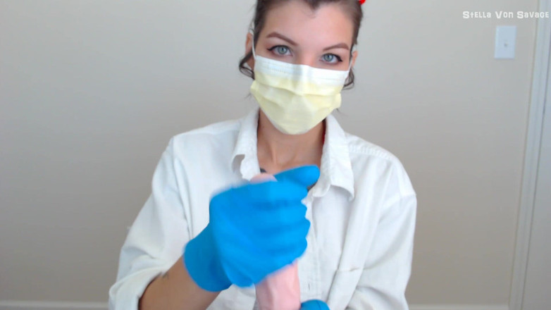 Stella Von Savage: L'infermiera malata fa un pompino in guanti di lattice