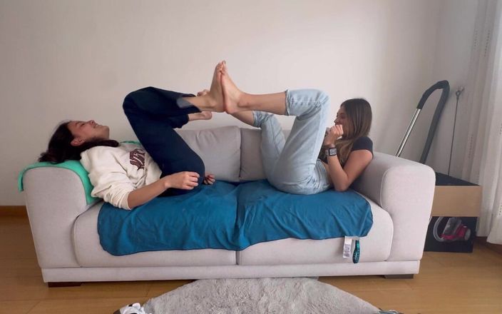 scarlettandc: Twee vrouwen voetworstelen