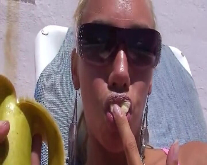 Porno kino: Exotická a prsatá blondýnka z Německa pózuje nahá pro časopis