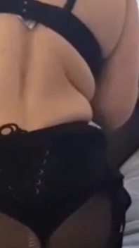 Fotto il mio uomo sottomesso vestito in lingerie