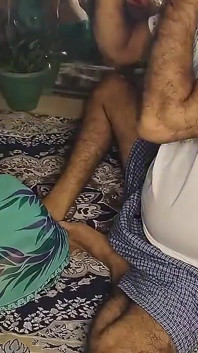Memek sempit ayah tirinya yang super seksi lagi asik nyepong kontol ayah tirinya sendiri