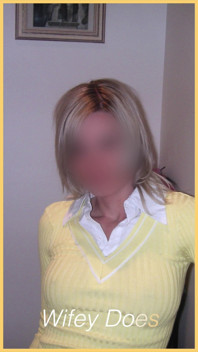 Wifey ser fantastisk ut i denna heta behålösa skjorta