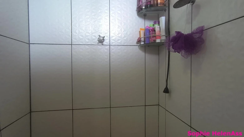 Sophie HelenAss: Blonde Ass and Busty Natual Rolls in the Bath and...