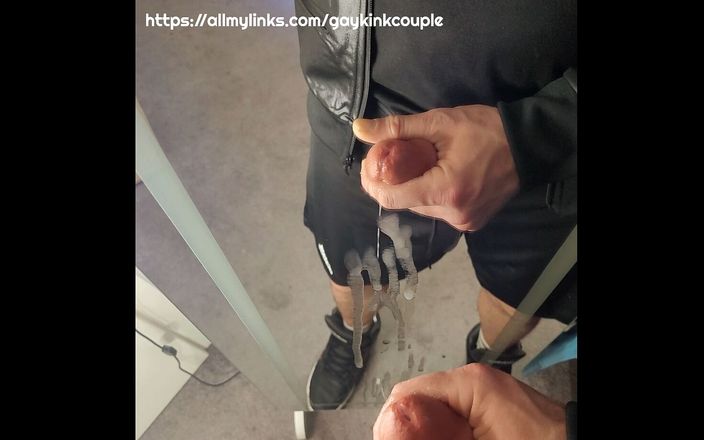 Gay Kink Couple: Éjaculation de miroir dans une tenue Adidas