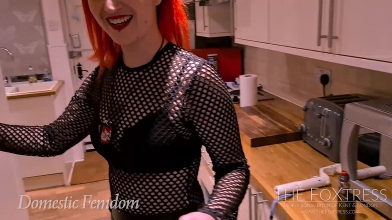 Domestic femdom: Làm nhục bánh sinh nhật