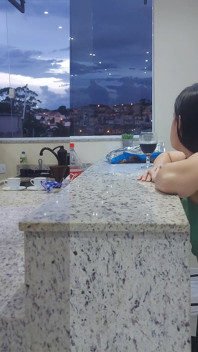 Fodendo esposa gostosa na cozinha até ela gozar, enquanto o corno lava os pratos