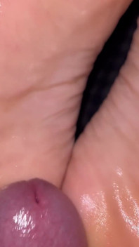 Suole e dita oliate molto belle