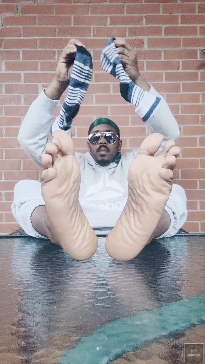 Soft Soleman: 我暴露我的脚并抚摸他们