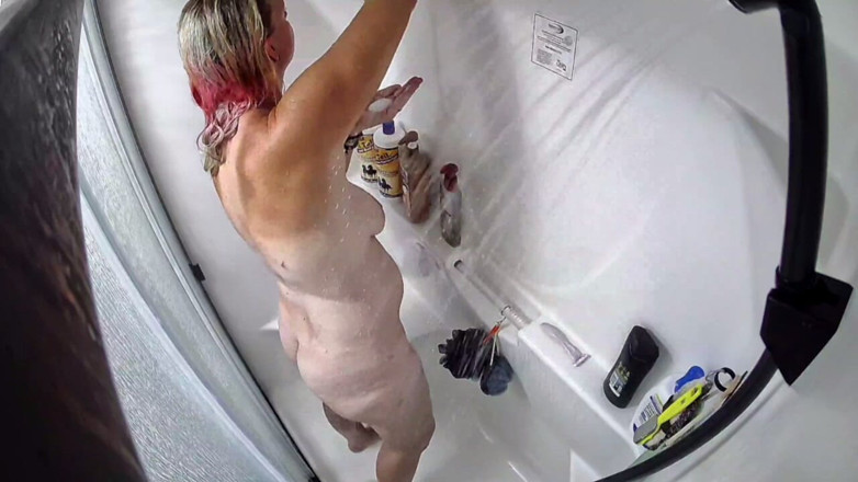 KittieNoOne: Istri sange lagi asik masturbasi di kamar mandi