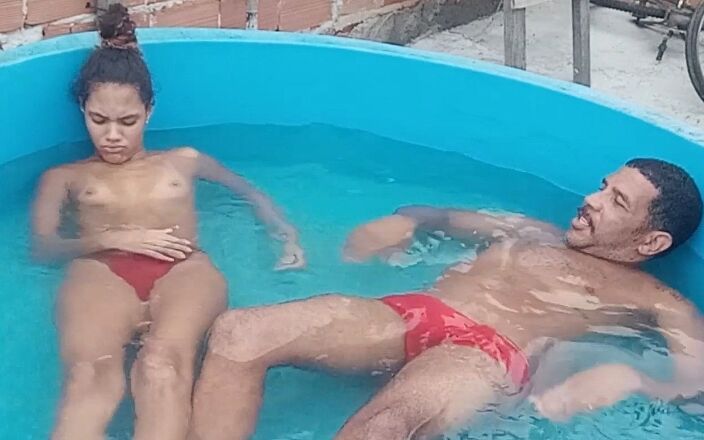 Leoogro: Baño de piscina con una linda hijastra - adolescente de 18 años