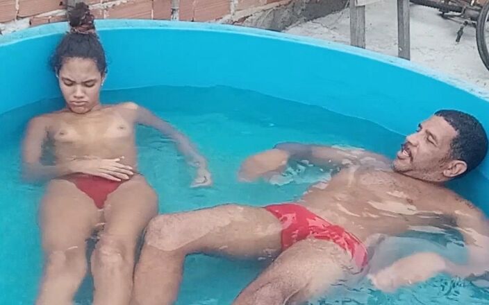 Leoogro: Banho de piscina com uma enteada fofa - adolescente de 18 anos