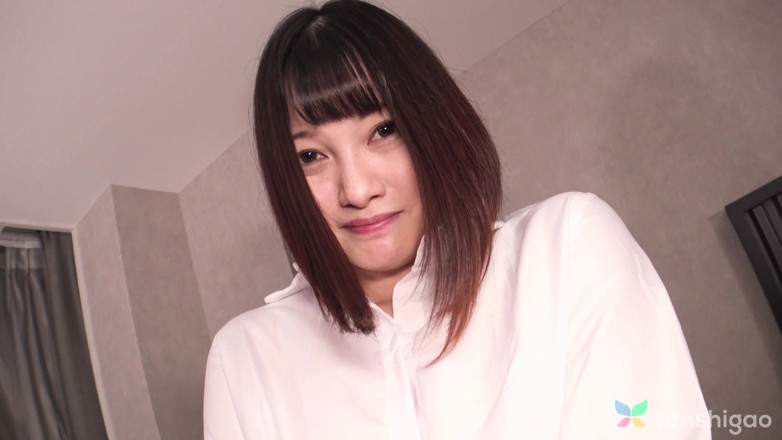 Tenshigao: 岡本菜奈がオフィスガールの制服と黒いストッキング姿で私たちと遊ぶ