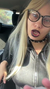 Sono in macchina strozzi il cazzo con il mio culo grosso le mie tette e le mie mani mi masturbo mentre lo faccio e si mostra