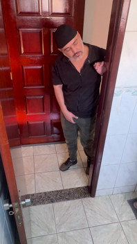 Un si sgrilletta contro la sua sorellastra in bagno