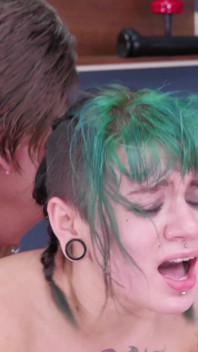 Il punk viene punito