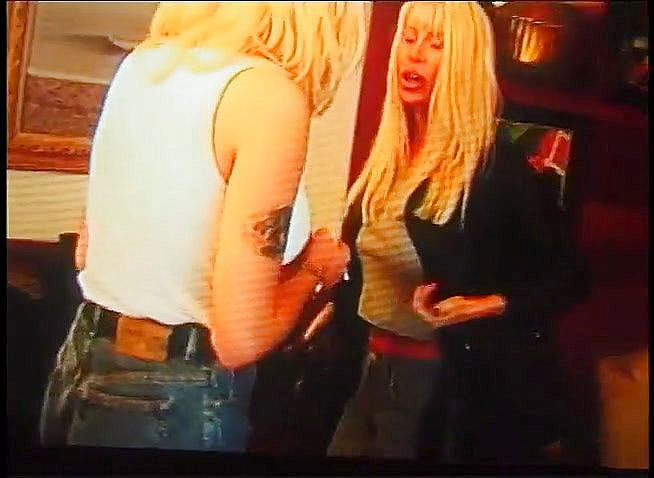 VOP Porno: Deux lesbiennes blondes excitées se donnent du plaisir