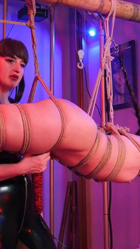 吊马女孩奴隶米拉接受女神vivienne l'amou鞭打和阴户温柔
