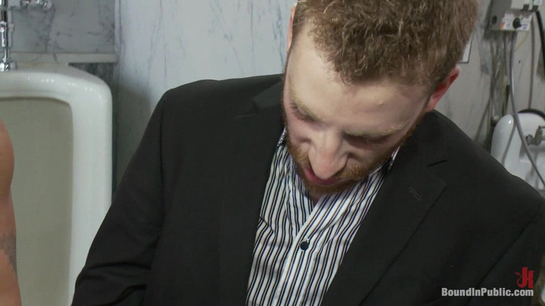 Bound in public: Корпоративная пизда получает его рот и задницу ущемленной толпой возбужденных мужчин