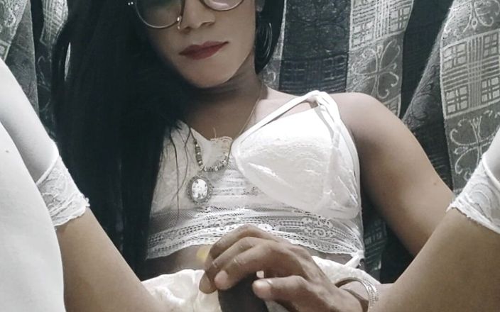 Keerthanakeerthi95: 白いベビードールでコックを搾乳するインドの弱虫の女の子