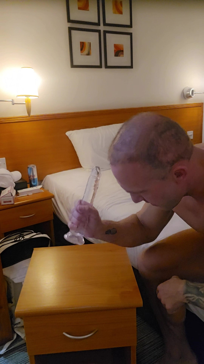 Troy White UK: Hetero rapaz anal leva vibrador de 9 polegadas
