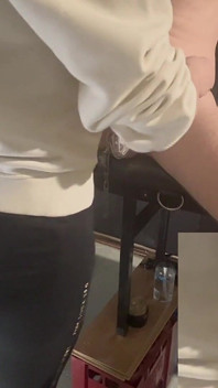 在被束缚并等待打手枪后被锁在贞操带里