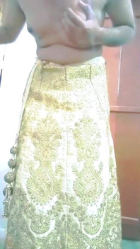 Indian Gay Crossdresser Gaurisissy se simte excitat în Golden Lehanga
