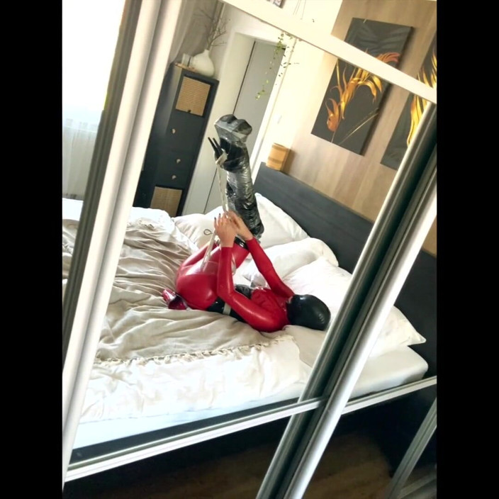 Eve Rest: ROTE BONDAGE MIT HIGH heels AUS LATEX
