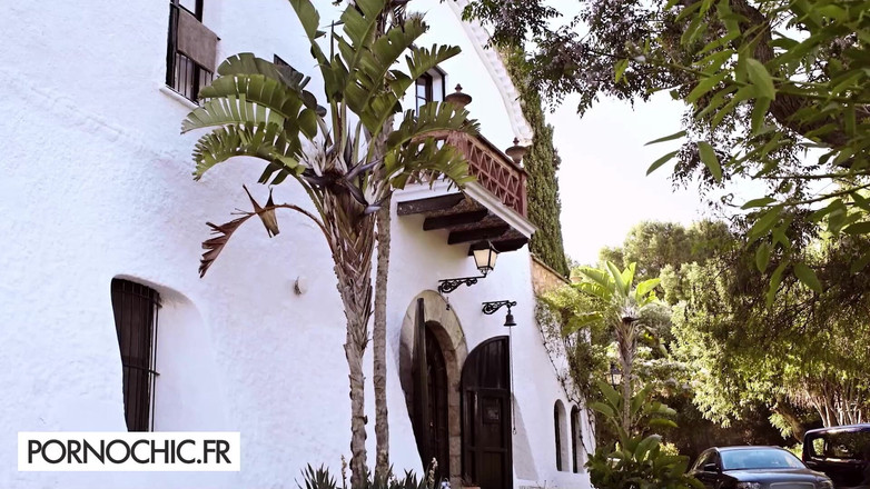 Pornochic: When Paths Crossed on the Sand