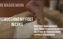 Maggie Moon: Обмахиваю мою ступню в тортик