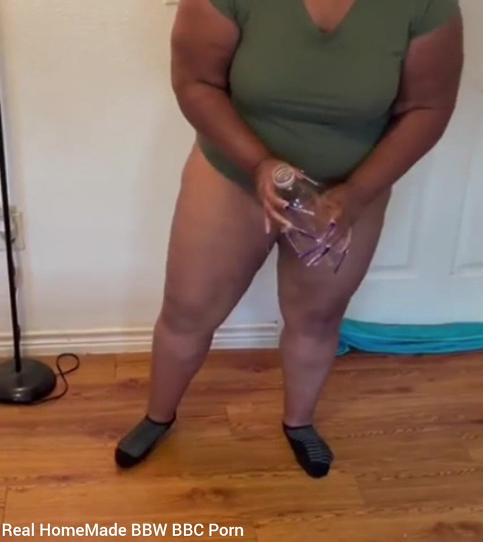 Super sexy ebony cuties: 내 오줌을 마시는 병에서 오줌 싸기