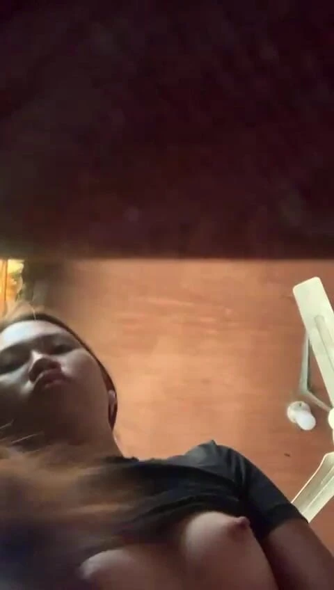 nicole5555Dart: Mia sorella da sola paga con le dita