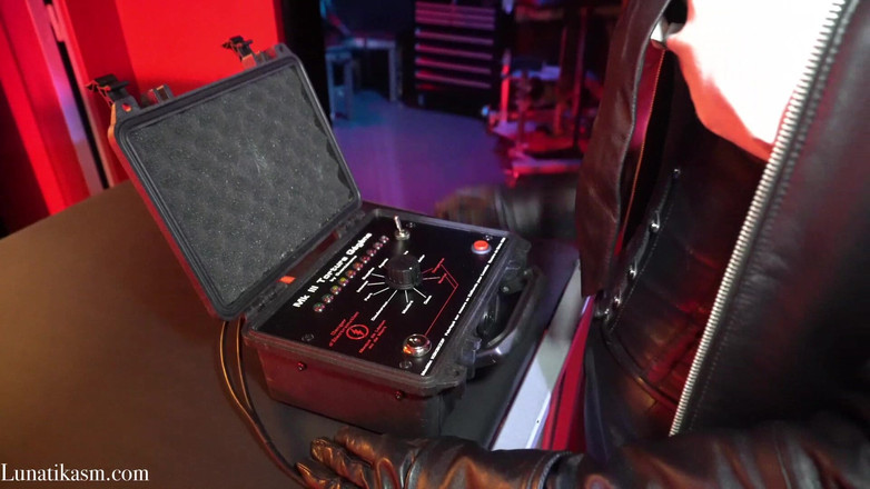 Mistress Lunatika: 새장 여주인 Lunatika에서 전기로 처벌