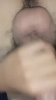 Un garçon masturbe sa grosse bite poilue