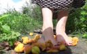 Goddess Misha Goldy: Nakarm cię stopami i palcem! Morele miażdżą na zewnątrz!