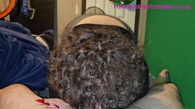 Funhousewife69: Висушуючи яйця мого Санти для мене, він щодня кінчає