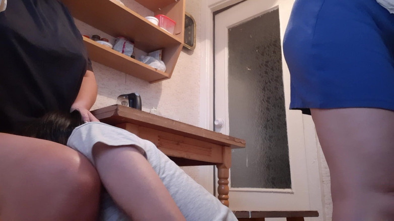 Lesbian-illusion: While Our Housekeeper Was Washing Dishes, My Girlfriend Was Riskily...