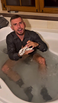 Jacuzzi fun en cravate et chaussettes avec doigté de chatte jusqu’à l’orgasme
