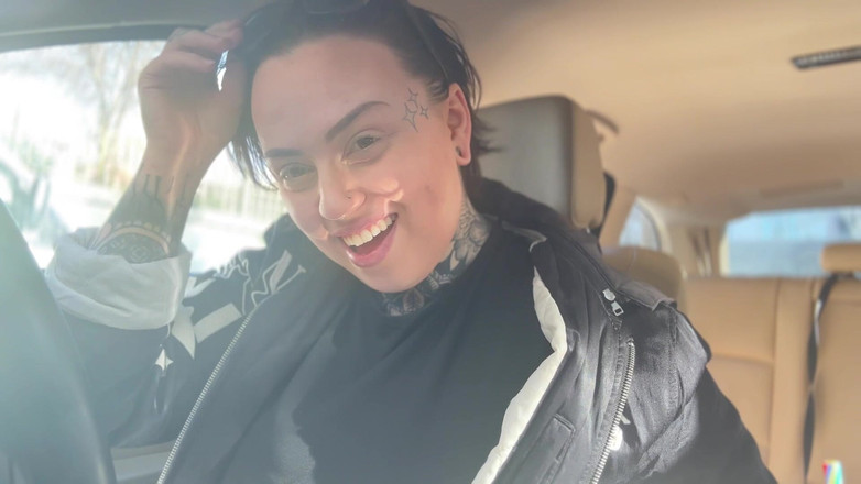 Miss Valentina: Fetish freak sabuk pengaman