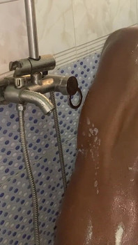 Gorąca murzynka babe łazienka dokuczać curvy naturalne piękno
