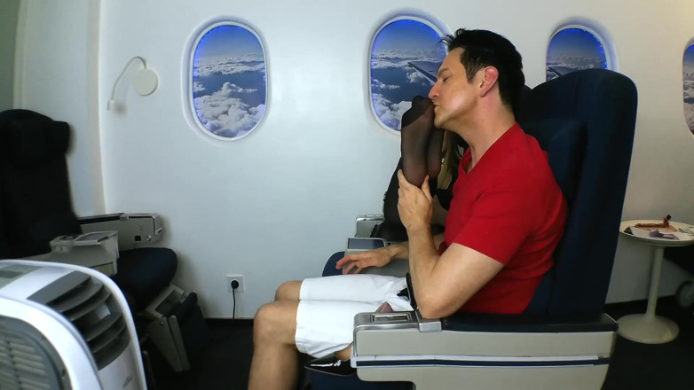 Foot Girls: I piedi di una hostess che annusa e leccano nell'aereo!