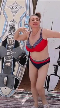 Gioco di ruolo: sono tra la doccia. Mi vedi in spiaggia, io ballo e flirto con te e mi seguiamo nella mia stanza