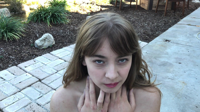 Erotic Art: 丰满的克拉拉炫耀她毛茸茸的阴户