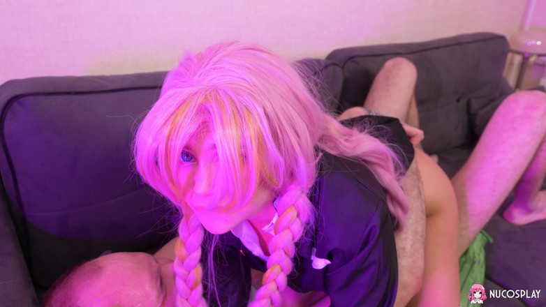 Nu Cosplay: Белла Грей косплей Mitsuri Kanroji, поки її захоплює величезний член