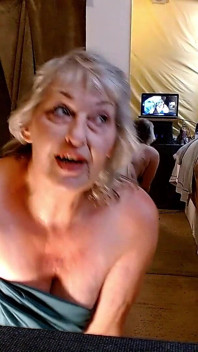 1337 Yuma engrosse sa géante par une GILF sexy