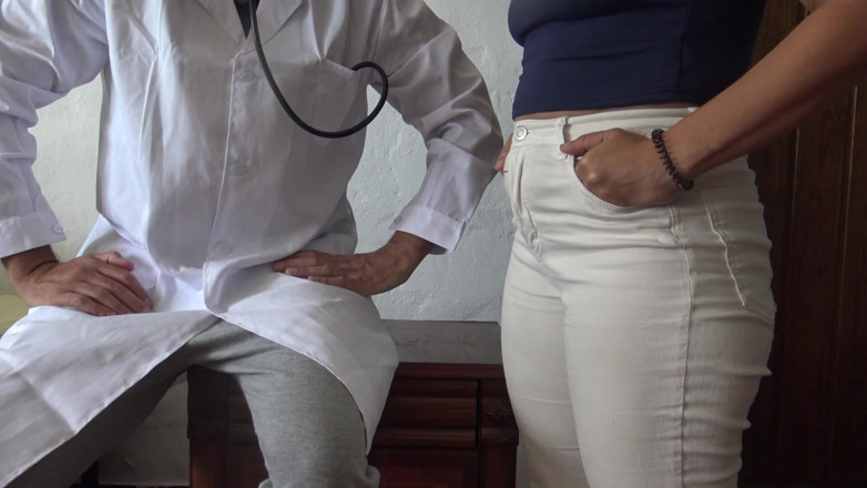 Souzan Halabi: Această turcoaică musulmană este șocată când doctorul se uită în curul ei!!