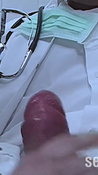 Poesje likken in het kantoor van de kinky dokter