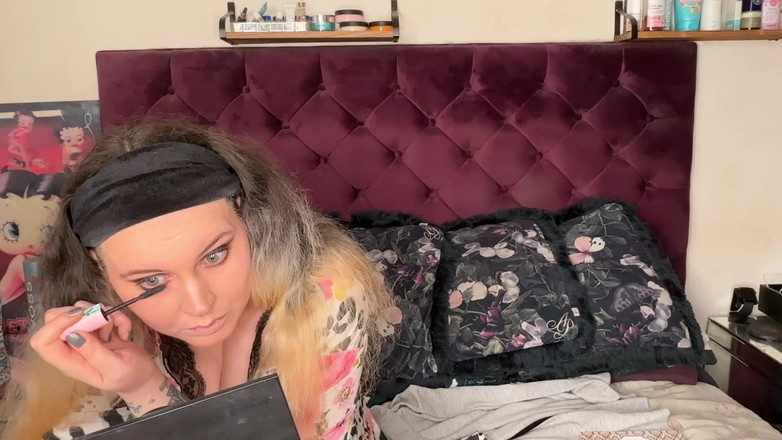 MissFFW: 淫荡婊子为一个淫荡的夜晚化妆